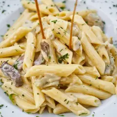 Makaron penne z kurkami w sosie śmietanowym – prosty przepis na obiad