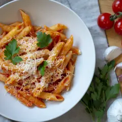 Szybki i prosty sos do spaghetti z koncentratu pomidorowego, który zachwyci