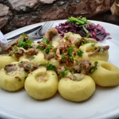Jaką surówkę do klusek śląskich wybrać, by zaskoczyć gości?