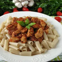 Szybki przepis na makaron penne z kurczakiem w sosie pomidorowym, który zachwyci każdego