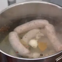 Jak sparzyć białą kiełbasę, aby uzyskać idealny smak i teksturę