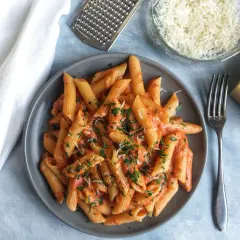 Penne alla vodka: idealny przepis na kremowy sos, który zaskoczy