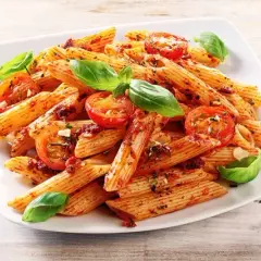 Penne z pomidorami – proste przepisy na pyszne włoskie danie