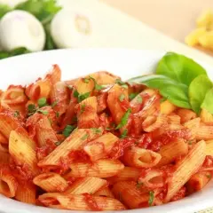 Szybki przepis na penne z tuńczykiem i pomidorami, który zachwyca