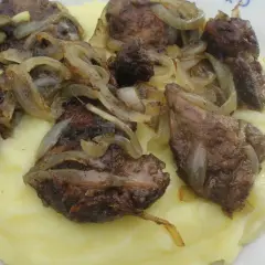 Jak doprawić wątróbkę drobiową, aby zachwycić smakiem i aromatem