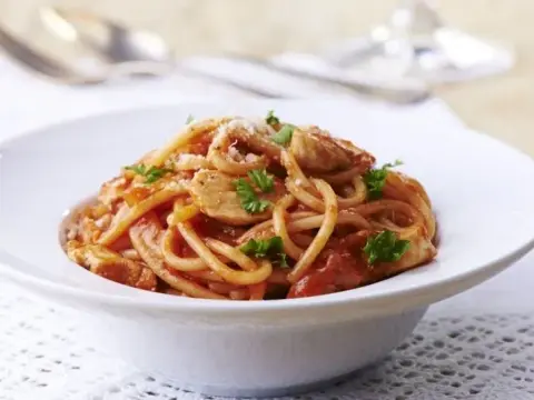 Pyszne spaghetti z piersi kurczaka – łatwy przepis na obiad