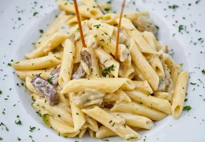 Makaron penne z kurkami w sosie śmietanowym – prosty przepis na obiad