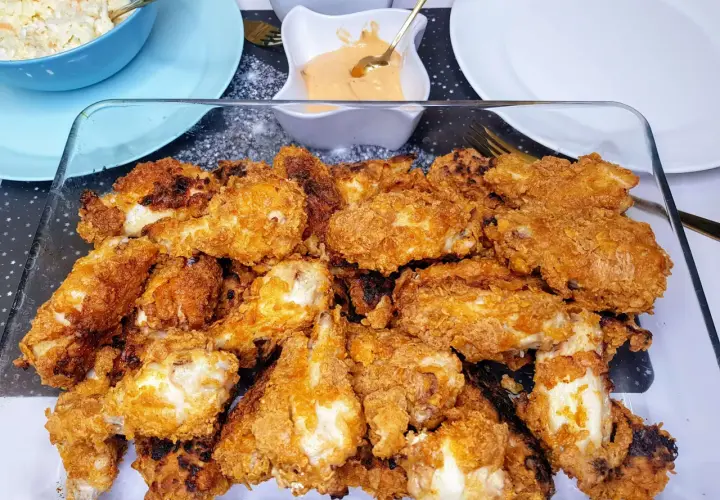 Skrzydełka z kurczaka jak z KFC – przepis na chrupiące danie w domu