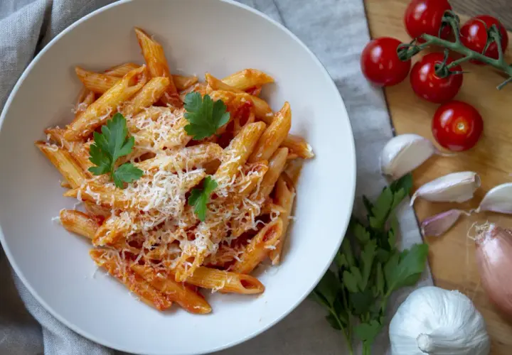 Szybki i prosty sos do spaghetti z koncentratu pomidorowego, który zachwyci