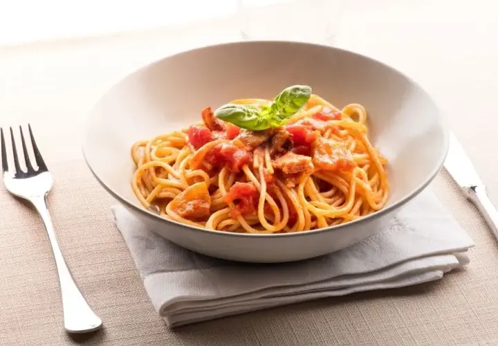 Jak Włosi jedzą spaghetti – poznaj tradycyjne techniki i zwyczaje