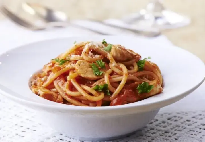 Pyszne spaghetti z piersi kurczaka – łatwy przepis na obiad