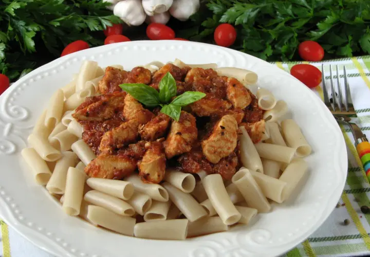Szybki przepis na makaron penne z kurczakiem w sosie pomidorowym, który zachwyci każdego