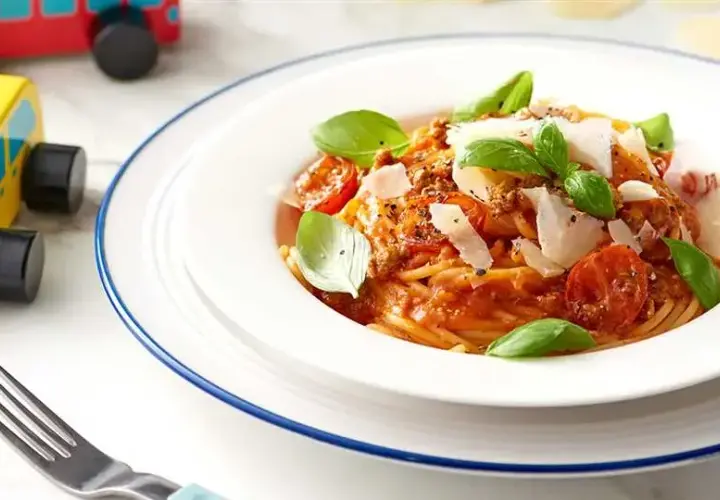 Szybkie spaghetti bolognese z pomidorami z puszki - prosta receptura