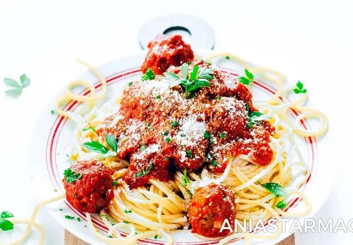 Spaghetti bolognese z pulpecikami – łatwy przepis na pyszne danie