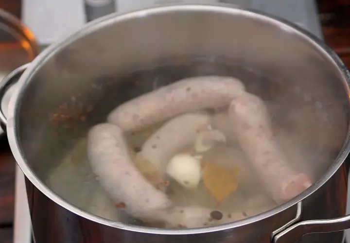 Jak sparzyć białą kiełbasę, aby uzyskać idealny smak i teksturę