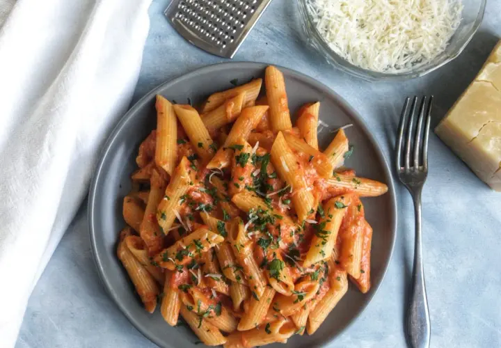 Penne alla vodka: idealny przepis na kremowy sos, który zaskoczy