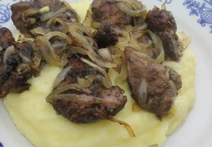 Jak doprawić wątróbkę drobiową, aby zachwycić smakiem i aromatem