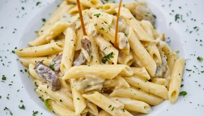 Makaron penne z kurkami w sosie śmietanowym – prosty przepis na obiad