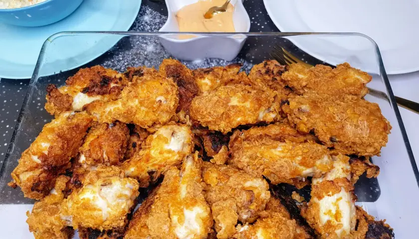 Skrzydełka z kurczaka jak z KFC – przepis na chrupiące danie w domu