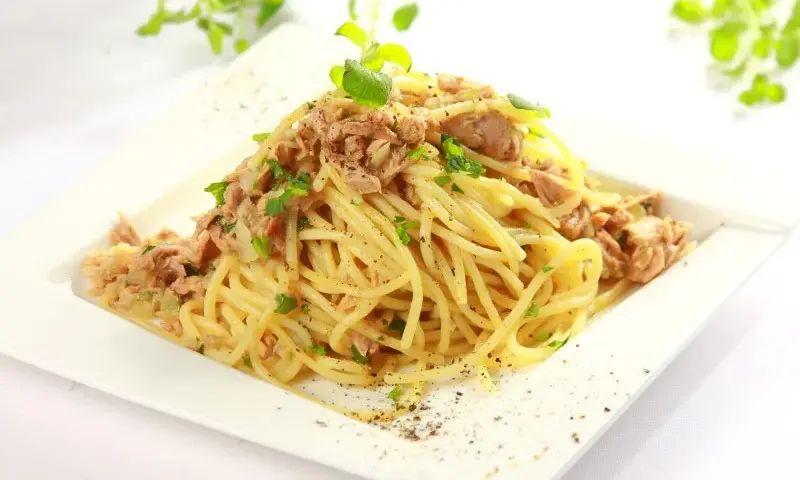 Szybki przepis na spaghetti z tuńczykiem, które zachwyci każdego