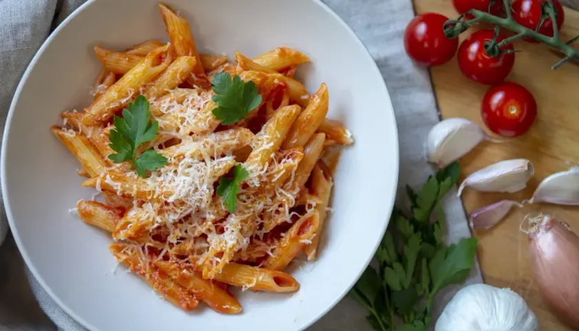 Szybki i prosty sos do spaghetti z koncentratu pomidorowego, który zachwyci