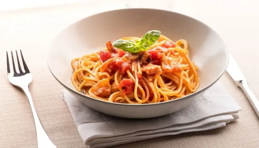 Jak Włosi jedzą spaghetti – poznaj tradycyjne techniki i zwyczaje
