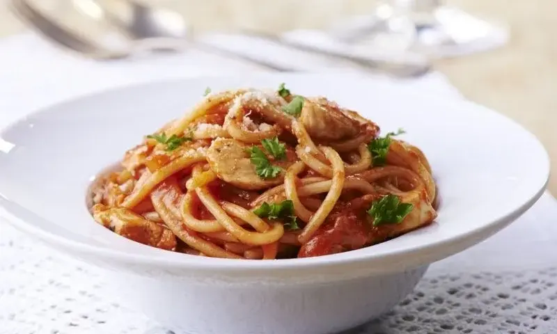 Pyszne spaghetti z piersi kurczaka – łatwy przepis na obiad