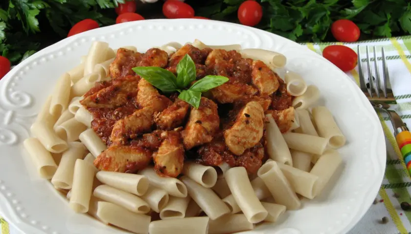 Szybki przepis na makaron penne z kurczakiem w sosie pomidorowym, który zachwyci każdego