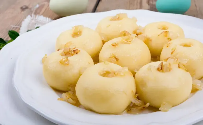 Ile gotować kluski śląskie mrożone, aby były idealnie miękkie?