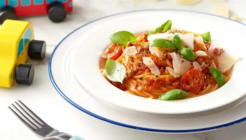 Szybkie spaghetti bolognese z pomidorami z puszki - prosta receptura
