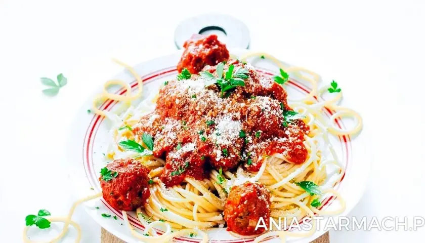 Spaghetti bolognese z pulpecikami – łatwy przepis na pyszne danie