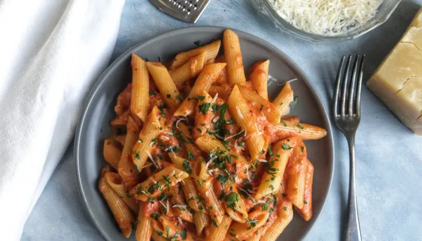Penne alla vodka: idealny przepis na kremowy sos, który zaskoczy