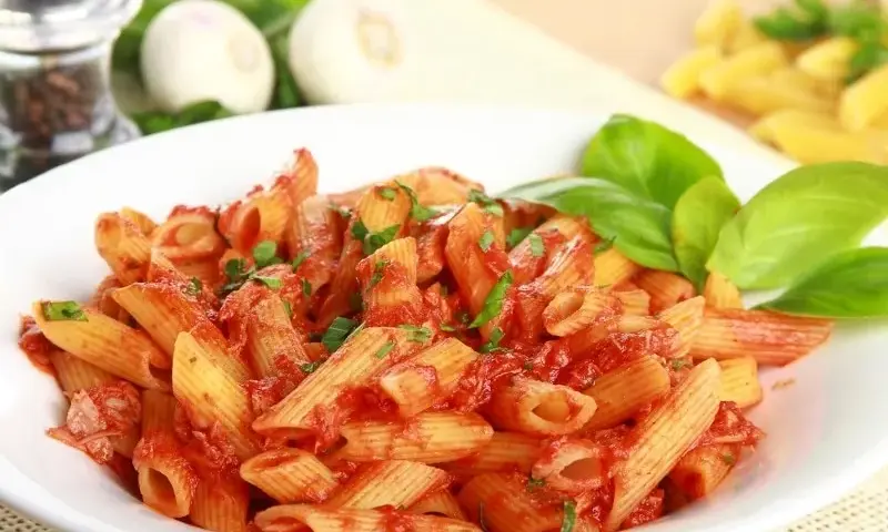 Szybki przepis na penne z tuńczykiem i pomidorami, który zachwyca