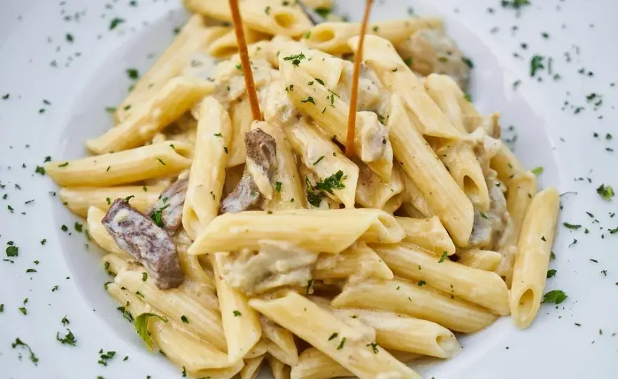 Makaron penne z kurkami w sosie śmietanowym – prosty przepis na obiad