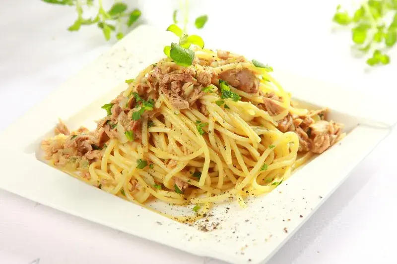 Szybki przepis na spaghetti z tuńczykiem, które zachwyci każdego