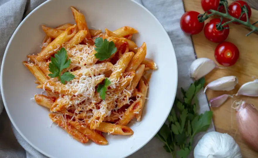 Szybki i prosty sos do spaghetti z koncentratu pomidorowego, który zachwyci