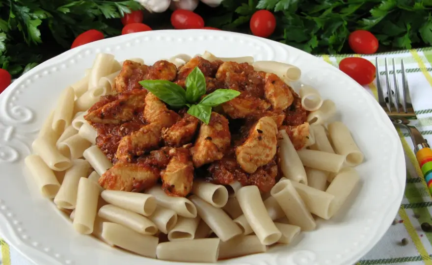 Szybki przepis na makaron penne z kurczakiem w sosie pomidorowym, który zachwyci każdego