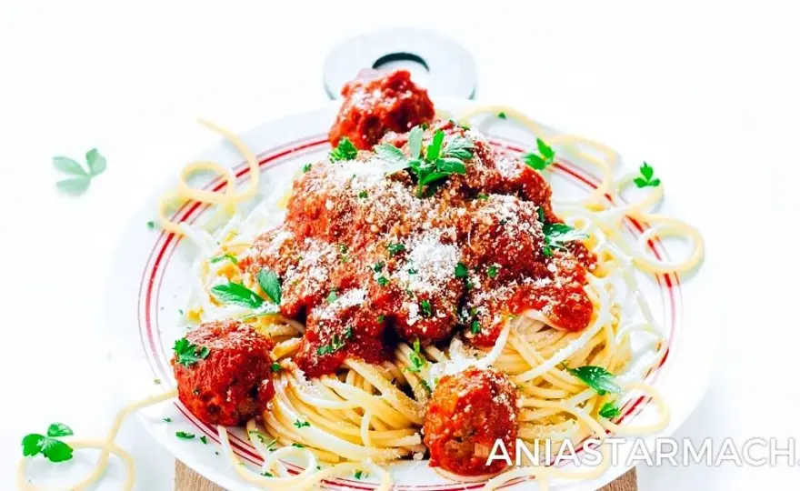 Spaghetti bolognese z pulpecikami – łatwy przepis na pyszne danie
