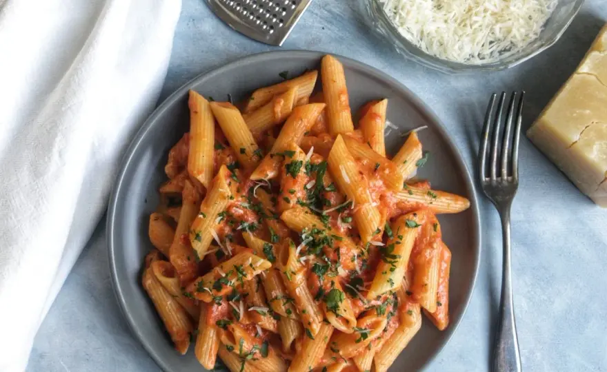 Penne alla vodka: idealny przepis na kremowy sos, który zaskoczy