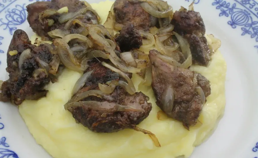 Jak doprawić wątróbkę drobiową, aby zachwycić smakiem i aromatem