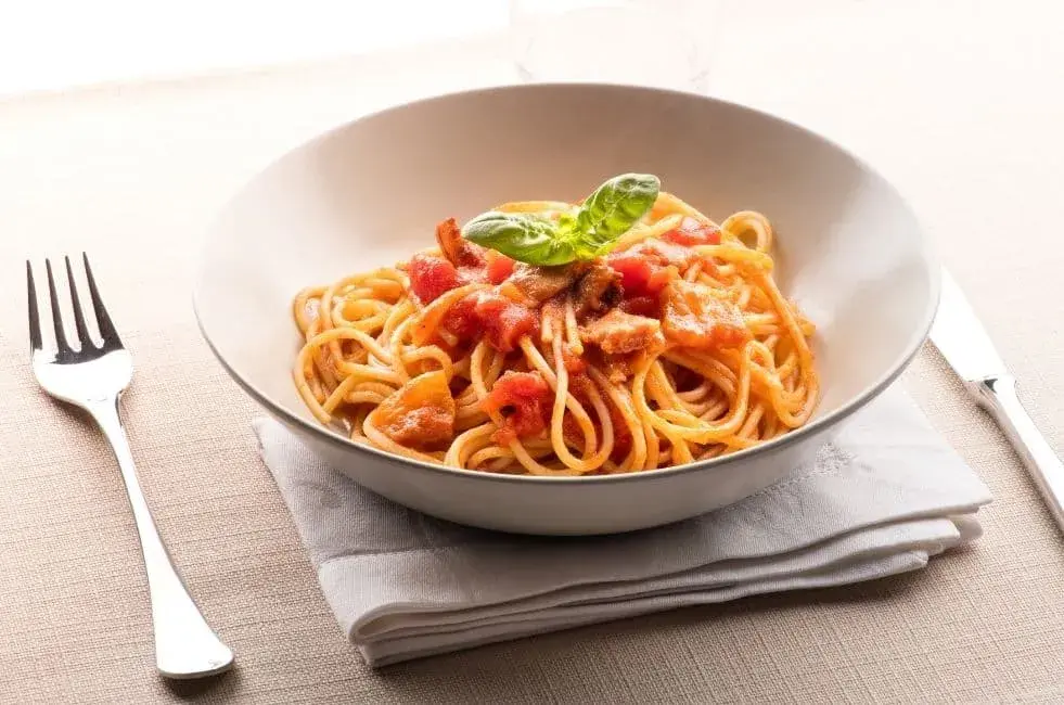 Jak Włosi jedzą spaghetti – poznaj tradycyjne techniki i zwyczaje