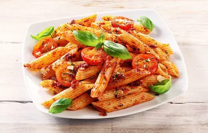 Penne z pomidorami – proste przepisy na pyszne włoskie danie