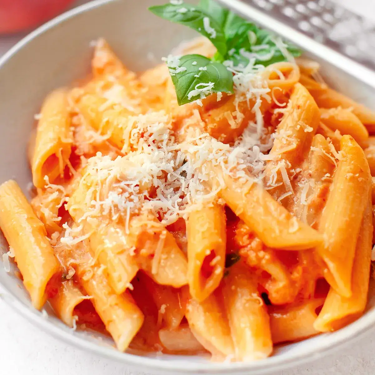 Zdjęcie Penne alla vodka: idealny przepis na kremowy sos, który zaskoczy